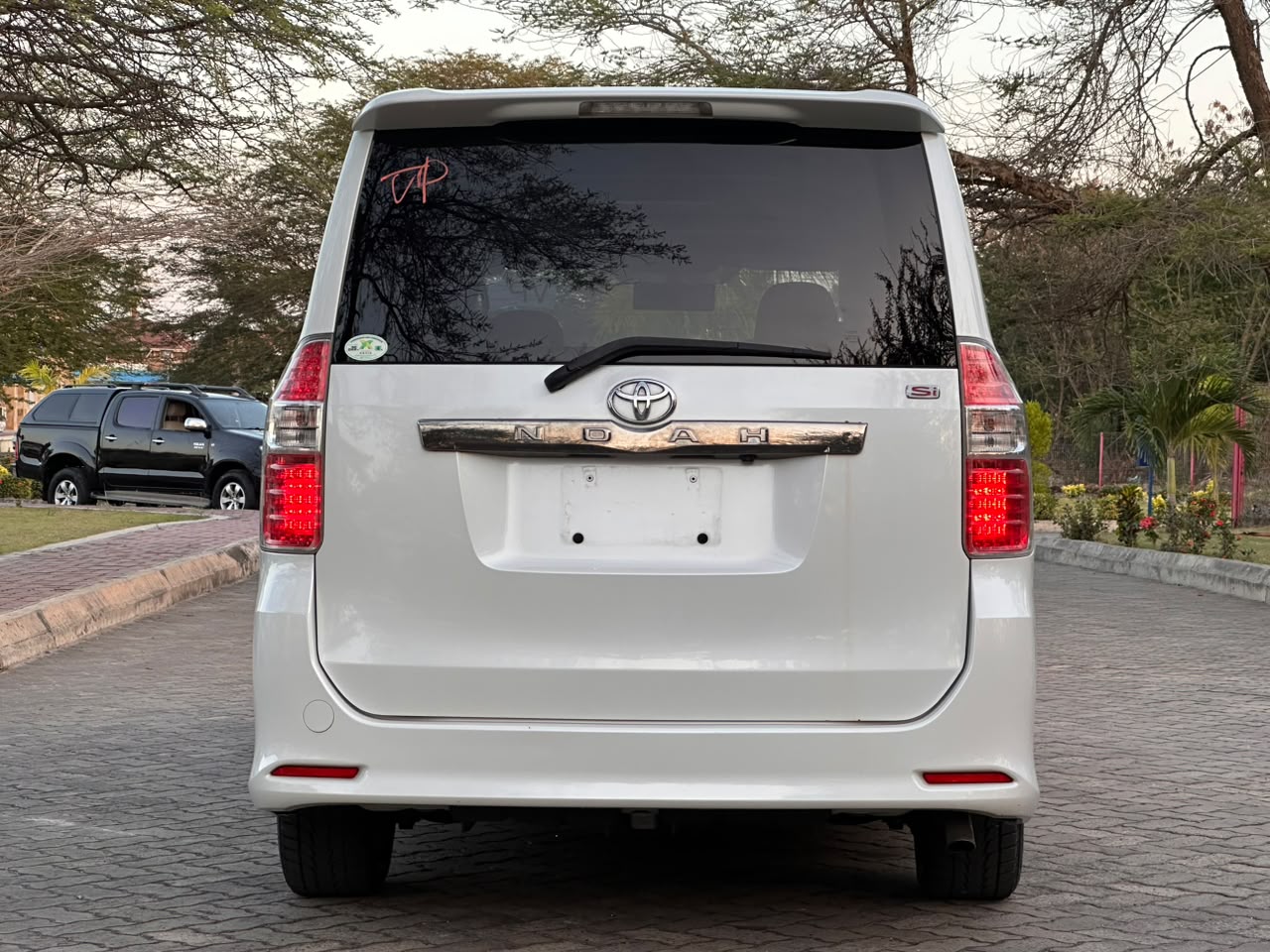 TOYOTA NOAH thumbnail 9